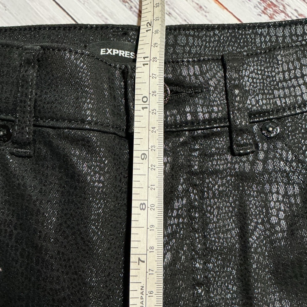 Express Mom Jean Super High Rise black snakeskin jeans. Size 6 - Picture 8 of 9